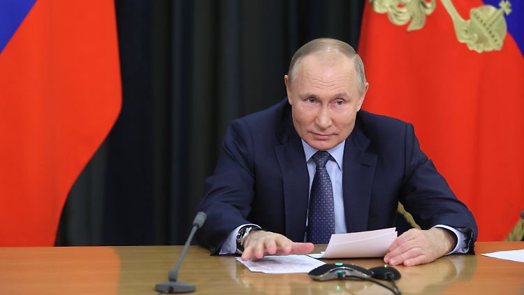 Russlands Präsident Wladimir Putin fordert  "die Aufnahme eines konstruktiven Dialogs" mit dem neuen Kanzler. 