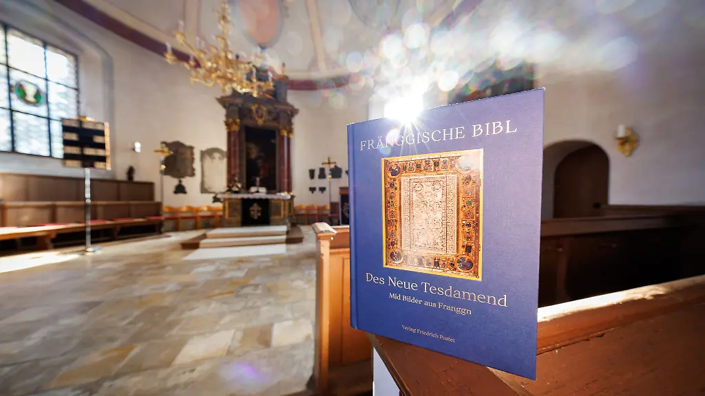 Die-Bibel-auf-Fraenkisch-ist-600-Seiten-stark