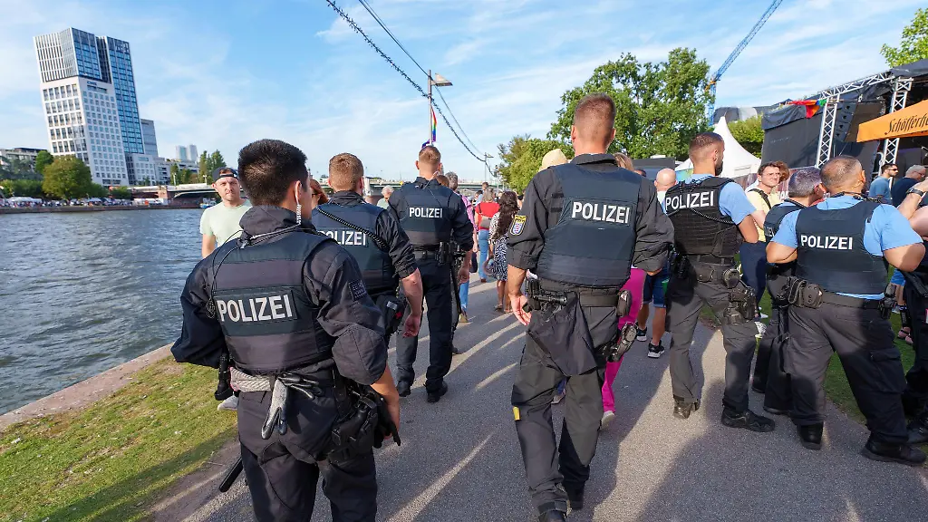 Polizisten-in-Hessen-duerfen-laut-einem-Erlass-in-der-Regel-nicht-laenger-als-fuenf-Jahre-in-derselben-Dienststelle-arbeiten-Das-sorgt-fuer-Diskussionen