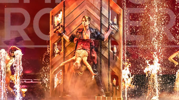 Der Traum der Zauberei: Chris Ehrlich in einer Illusion von "Dream & Fly".  