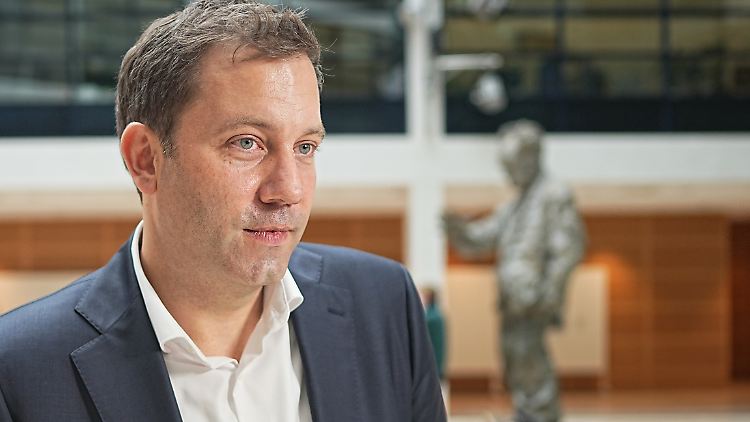 Klingbeil ist seit Dezember 2017 Generalsekretär seiner Partei.