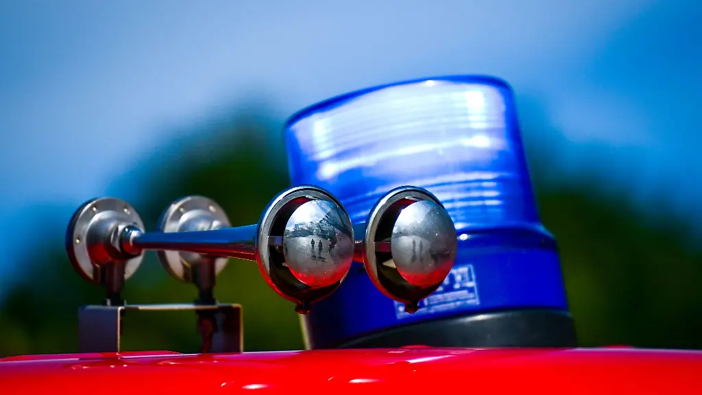 Ein-Mann-ist-unter-einem-Rasenmaeher-Traktor-eingeklemmt-worden