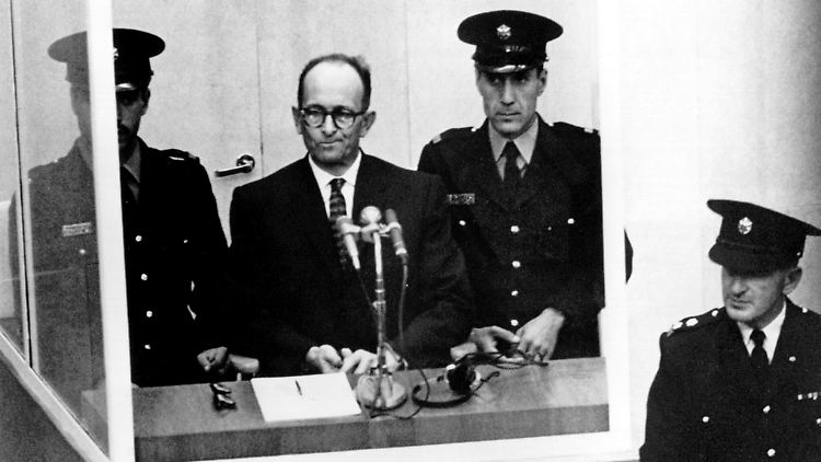 SS-Obersturmbannführer Adolf Eichmann wird von April bis Dezember 1961 im Jerusalemer Bezirksgericht der Prozess gemacht. Er endet mit dem Todesurteil. Einsicht zeigt Eichmann während des gesamten Verfahrens kein einziges Mal.