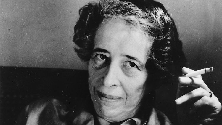 Die jüdische Philosophin Hannah Arendt (1906-1975) provoziert mit ihrem Werk "Eichmann in Jerusalem. Ein Bericht von der Banalität des Bösen" in den 60er-Jahren Kontroversen, die bis heute anhalten. Obwohl sich befreundete Intellektuelle von ihr abwenden, steht Arendt bis zu ihrem Tod zu ihren Thesen.