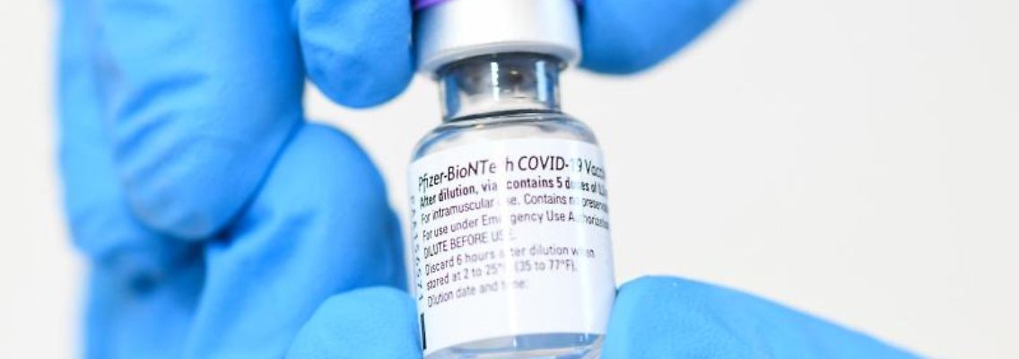 Ein Fläschchen mit dem Impfstoff von Biontech/Pfizer wird gezeigt. Foto: Tobias Hase/dpa/Symbolbild