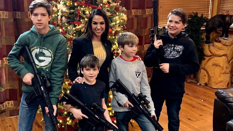 Lauren Boebert, republikanische Abgeordnete des Repräsentantenhauses, veröffentlichte auf Twitter ein Foto mit ihren vier Söhnen vor einem Weihnachtsbaum.