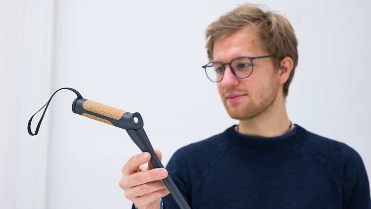 Lukas Hartz zeigt den digitalen Blindenstock, den er für seine Diplomarbeit an der Hochschule für Bildende Kunst Saar entworfen hat.