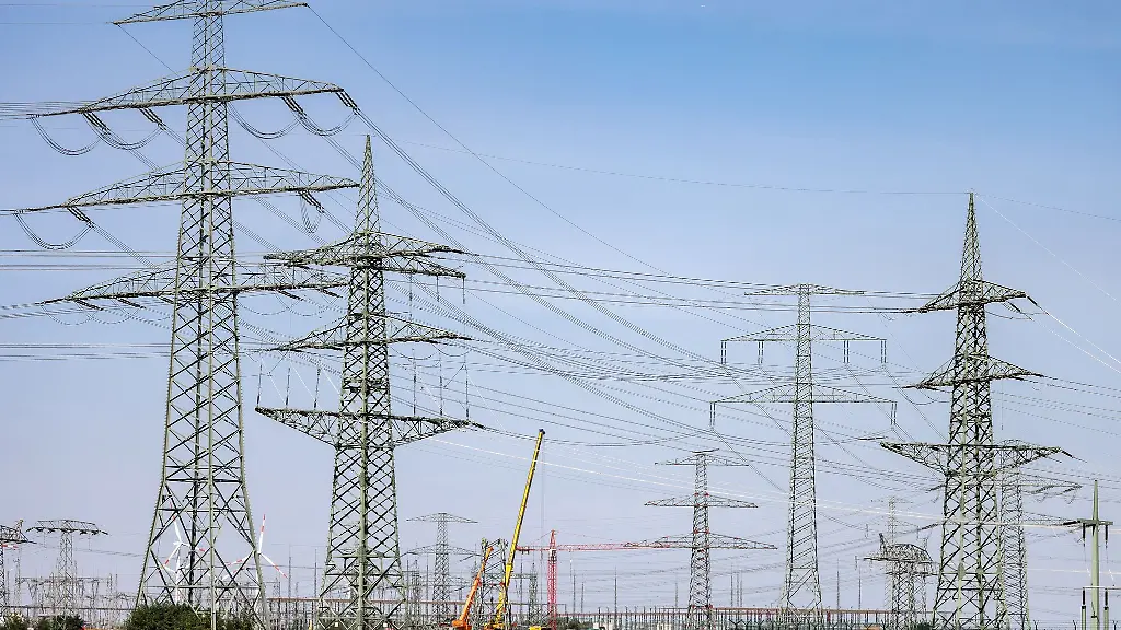 Der-Strombedarf-wird-unter-anderem-wegen-mehr-Waermepumpen-und-mehr-E-Autos-steigen-darauf-muessen-die-Netze-der-Zukunft-ausgerichtet-werden-Symbolbild