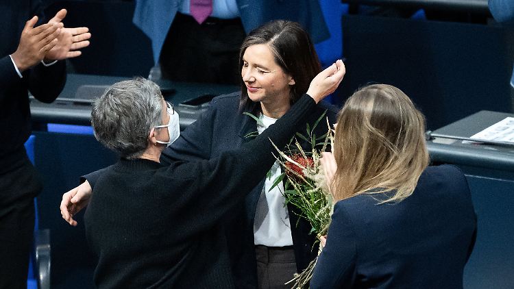 Die neue Grünen-Fraktionschefin Haßelmann gratuliert ihrer Parteifreundin Göring-Eckardt.