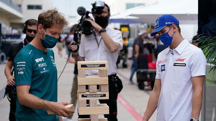 Manchmal spielten Vettel (l.) und Schumacher (r.) auch Jenga. Wie hier vor dem Rennen in Austin. 