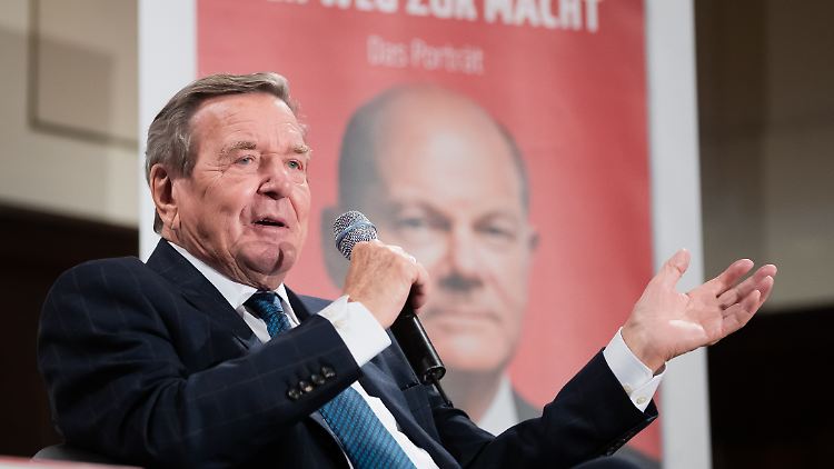 Scholz schaut ihm über die Schulter: Gerhard Schröder bei der Buchvorstellung in Berlin.