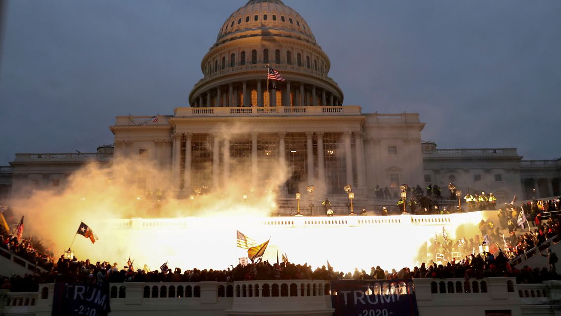 6. Januar: Eine Explosion, die offenbar von Polizeimunition ausgelöst wurde, erleuchtet die Treppen vor dem Kapitol in Washington. Anhänger des abgewählten Präsidenten Donald Trump hatten den Kongress gewaltsam angegriffen. Zahlreiche Demonstranten stürmen das Gebäude.