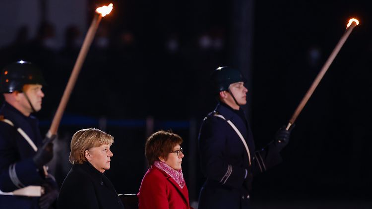 Beim Zapfenstreich für Merkel (l.) saß Kramp-Karrenbauer als Gastgeberin neben der Altkanzlerin.