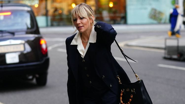 Sienna Miller verlässt erleichtert das Gericht.