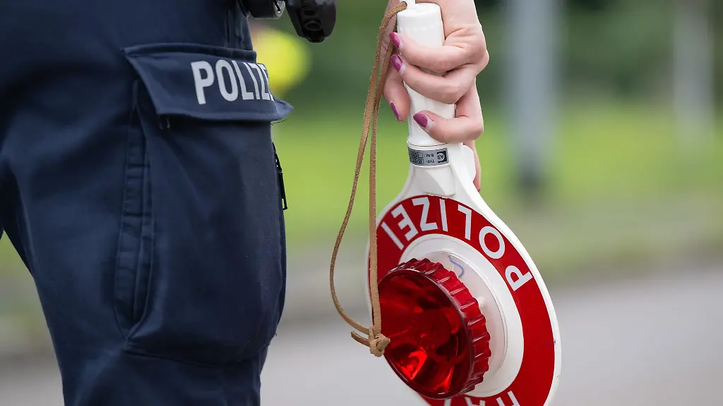 Bei-einer-Polizeikontrolle-in-der-Naehe-von-Bonn-muss-ein-46-Jaehriger-am-Ende-sein-Auto-stehen-lassen