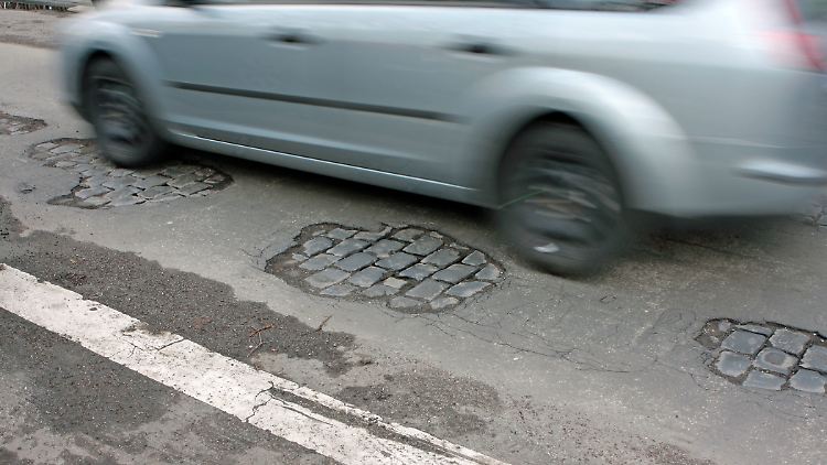 Der zweite harte Winter in Folge hat unsere Straßen jetzt schon fast zerpflückt.