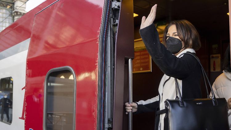 Annalena Baerbock reiste mit dem Zug von Paris nach Brüssel.
