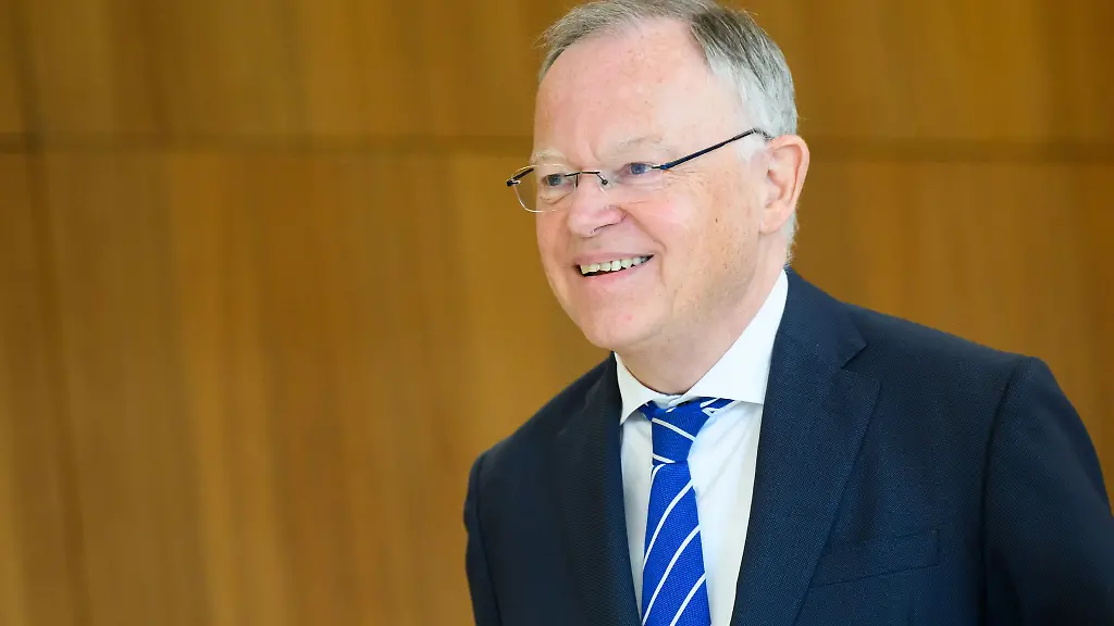 Niedersachsens-Ministerpraesident-Stephan-Weil-SPD-haelt-Matthias-Miersch-als-kuenftigen-Generalsekretaer-fuer-geeignet