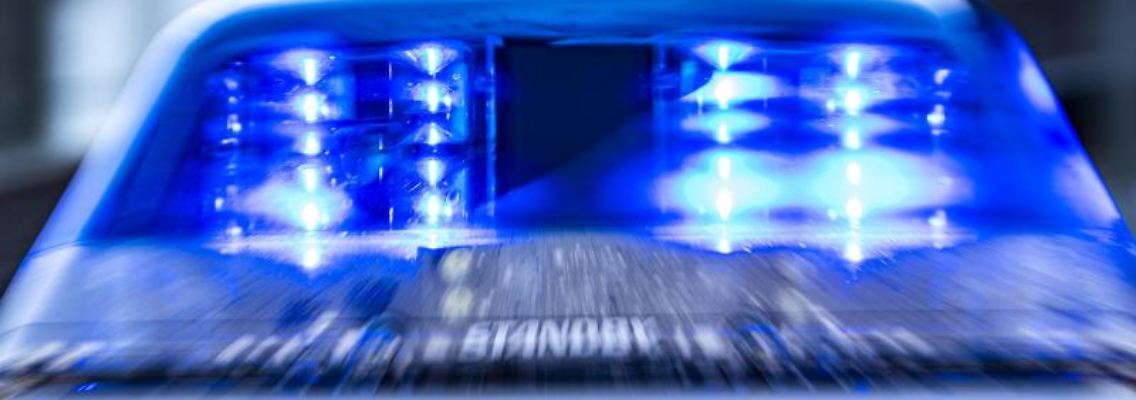 Das Blaulicht an einem Polizeiwagen blinkt. Foto: David Inderlied/dpa/Illustration