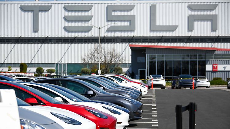 Der Tesla Hauptsitz im kalifornischen Fremont: Zum zweiten Mal innerhalb kurzer Zeit geht eine Frau gerichtlich gegen das Unternehmen vor.
