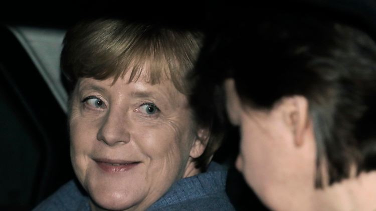 Merkel und ihre engste Mitarbeiterin Baumann (r.), die oft im Schatten blieb, wollen das Projekt gemeinsam machen.