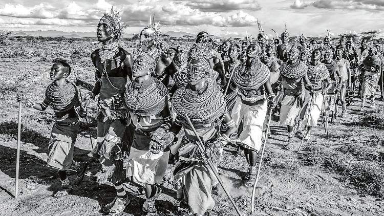 Tradition trifft Moderne - zumindest, was die Socken dieses Bräutigams in Kenia angeht.