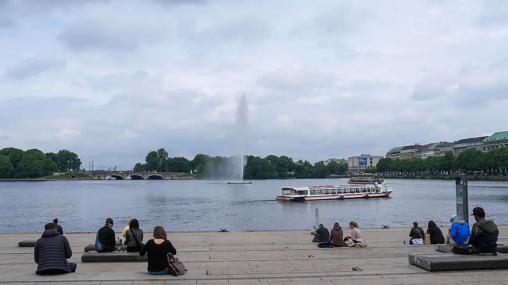 Die-Polizei-hat-nach-einer-Messerstecherei-am-Jungfernstieg-zwei-mutmassliche-Taeter-festgenommen
