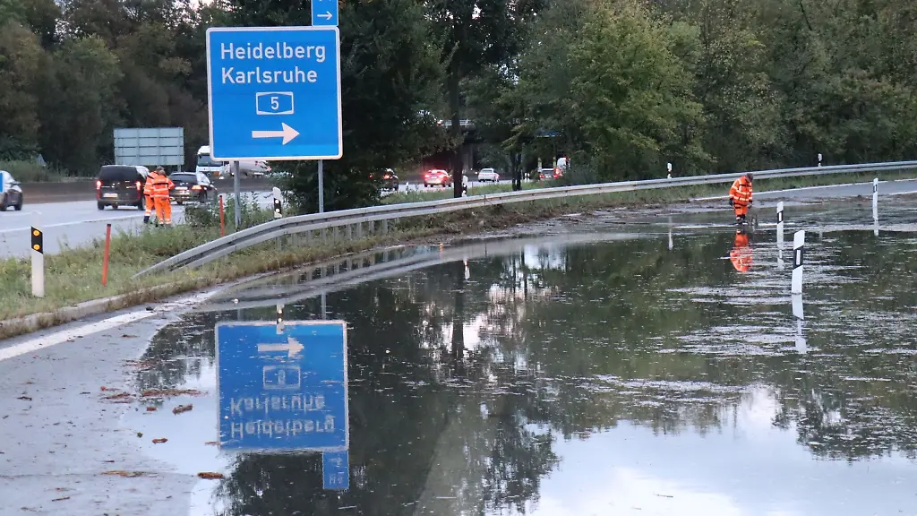 Auch-ein-Teil-der-Autobahn-stand-unter-Wasser