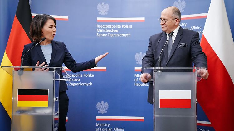 "Ja, ich glaube daran, dass wir als Europäerinnen und Europäer Probleme gemeinsam lösen können", sagte Außenministerin Baerbock beim Treffen mit ihrem polnischen Amtskollegen Rau.