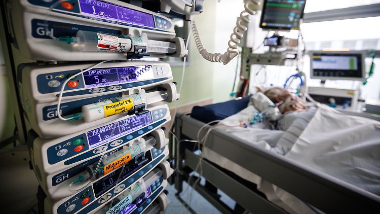 Die Kliniken sind weiter überlastet.