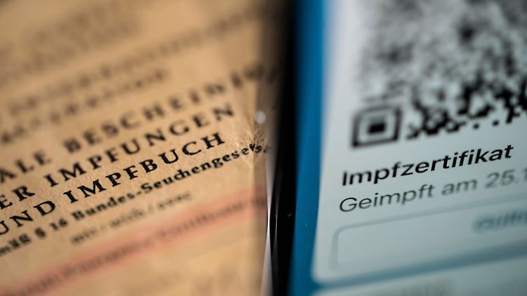 Am Arbeitsplatz gilt inzwischen 3G, Arbeitgeber prüften deshalb, ob ihre Angestellten geimpft sind. 