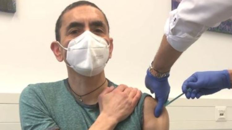 Ugur Sahin hat sich umentschieden und veröffentlicht nun ein Foto von seiner Impfung.