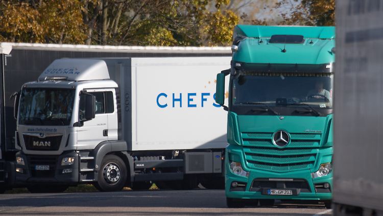 Für Lkw-Fahrer ist es nicht leicht, nach einer mehrtägigen Fahrt abseits von Test-Zentren einen aktuellen Test vorzuweisen.