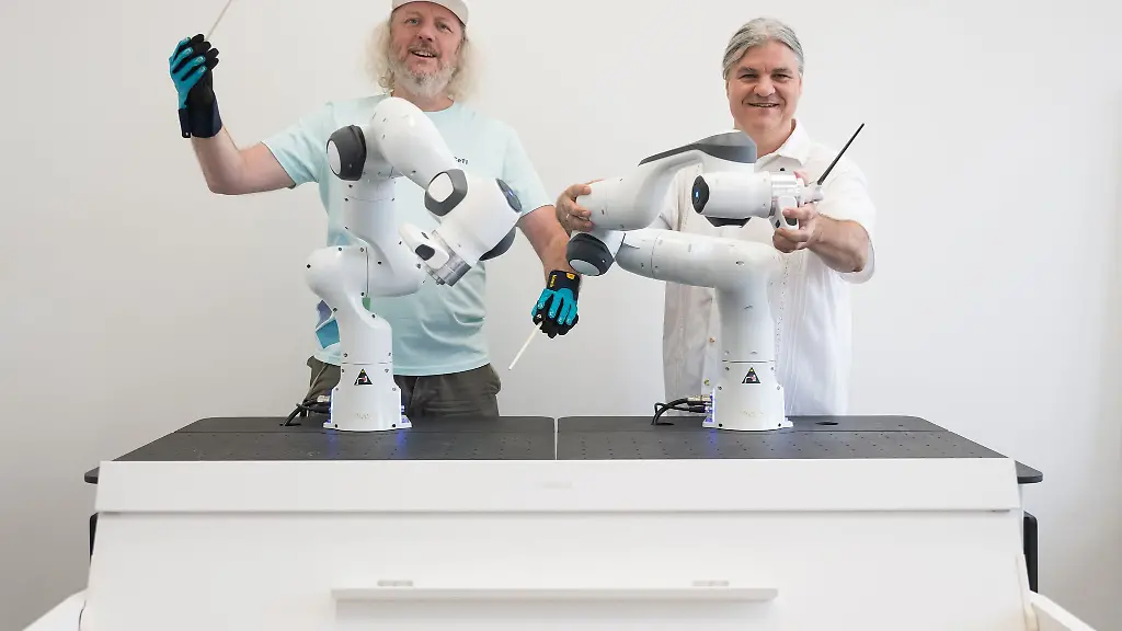 Ein-Roboter-mit-drei-Armen-soll-schon-bald-die-Dresdner-Sinfoniker-dirigieren