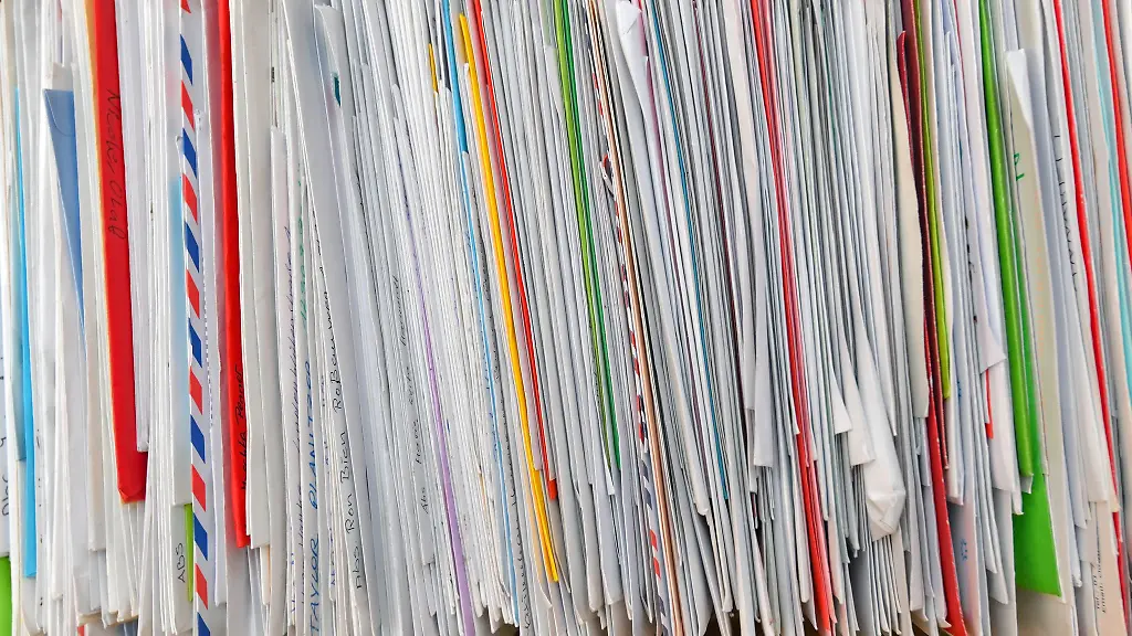 Eine-Kiste-voller-Weihnachtsbriefe-Viele-Ministerinnen-und-Minister-verschicken-noch-klassische-Karten-statt-digitaler-Gruesse