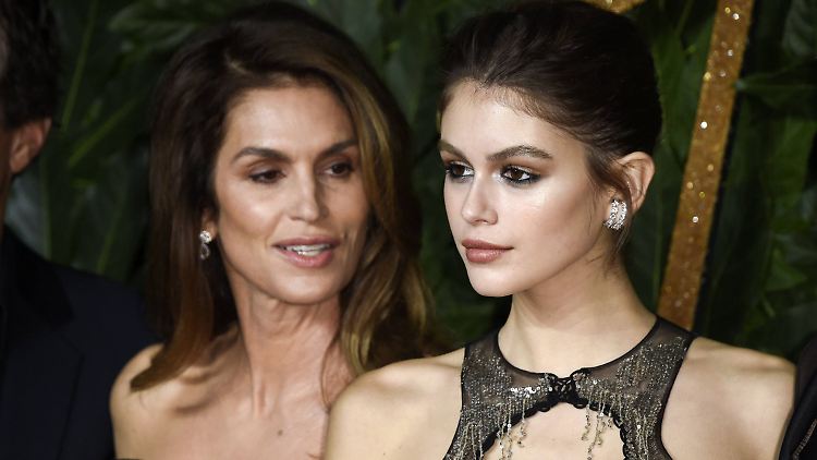 Mutter Cindy Crawford mit ihrer Tochter Kaia Gerber bei der Verleihung der Fashion Awards 2018 in London.