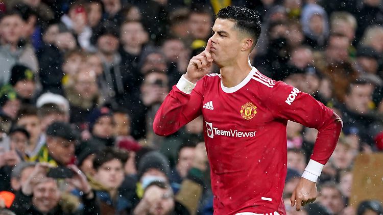 Torschütze Cristiano Ronaldo von Manchester United feiert den ersten Treffer seiner Mannschaft vom Elfmeterpunkt.