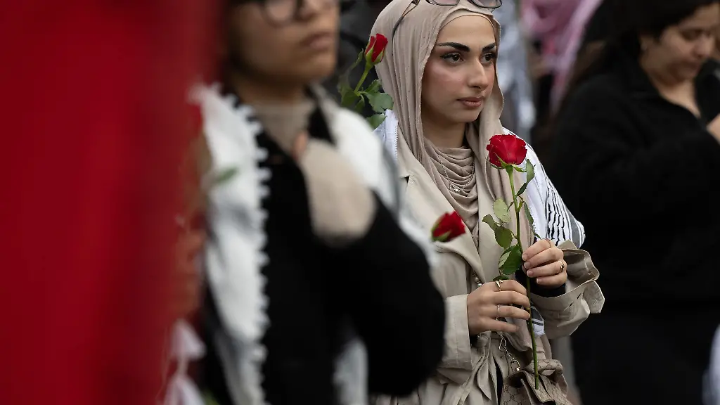 Mehr-als-Tausend-Menschen-demonstrieren-in-Frankfurt-am-Main-am-ersten-Jahrestag-des-Angriffs-der-Hamas-auf-Israel