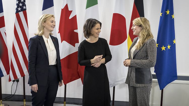 Baerbock (M.) mit ihren Amtskolleginnen Elizabeth Truss (l., Großbritannien) und Melanie Joly (r., Kanada) beim G7-Außenminister-Treffen in Liverpool. 