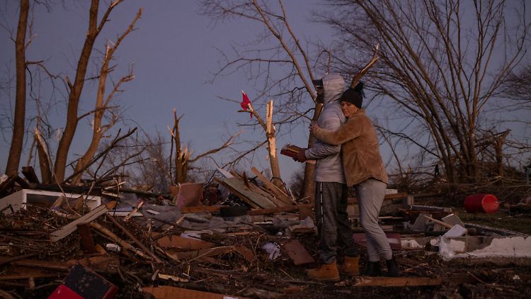Kentucky, Mississippi, Missouri, Arkansas, Illinois und Tennessee - mehr als 30 Tornados hinterließen in den USA eine Schneise der Verwüstung.