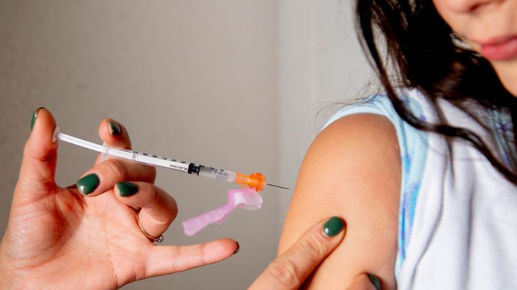 Viele Eltern haben den Tag herbeigesehnt, an dem sie ihre Kinder gegen das Coronavirus impfen lassen können.