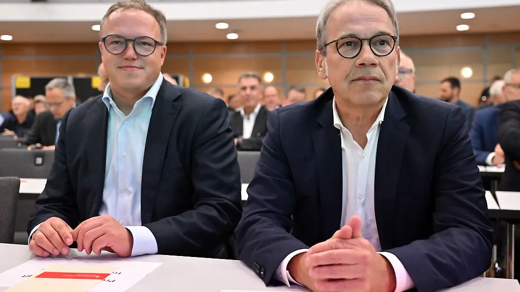 Thueringens-SPD-Chef-Georg-Maier-rechts-kritisiert-das-Vorgehen-seiner-potenziellen-Partner-CDU-und-BSW