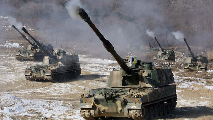 Artillerie-Haubitzen des das südkoreanischen Unternehmens Hanwha bei einer Übung. 
