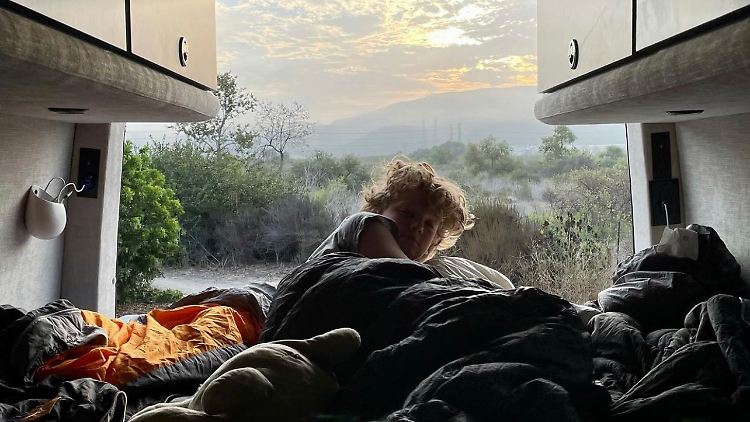 Auch eine Panoramascheibe im Heck, durch die man aus dem Bett die Sonne auf- und untergehen sehen kann, baut ADF in den Van.