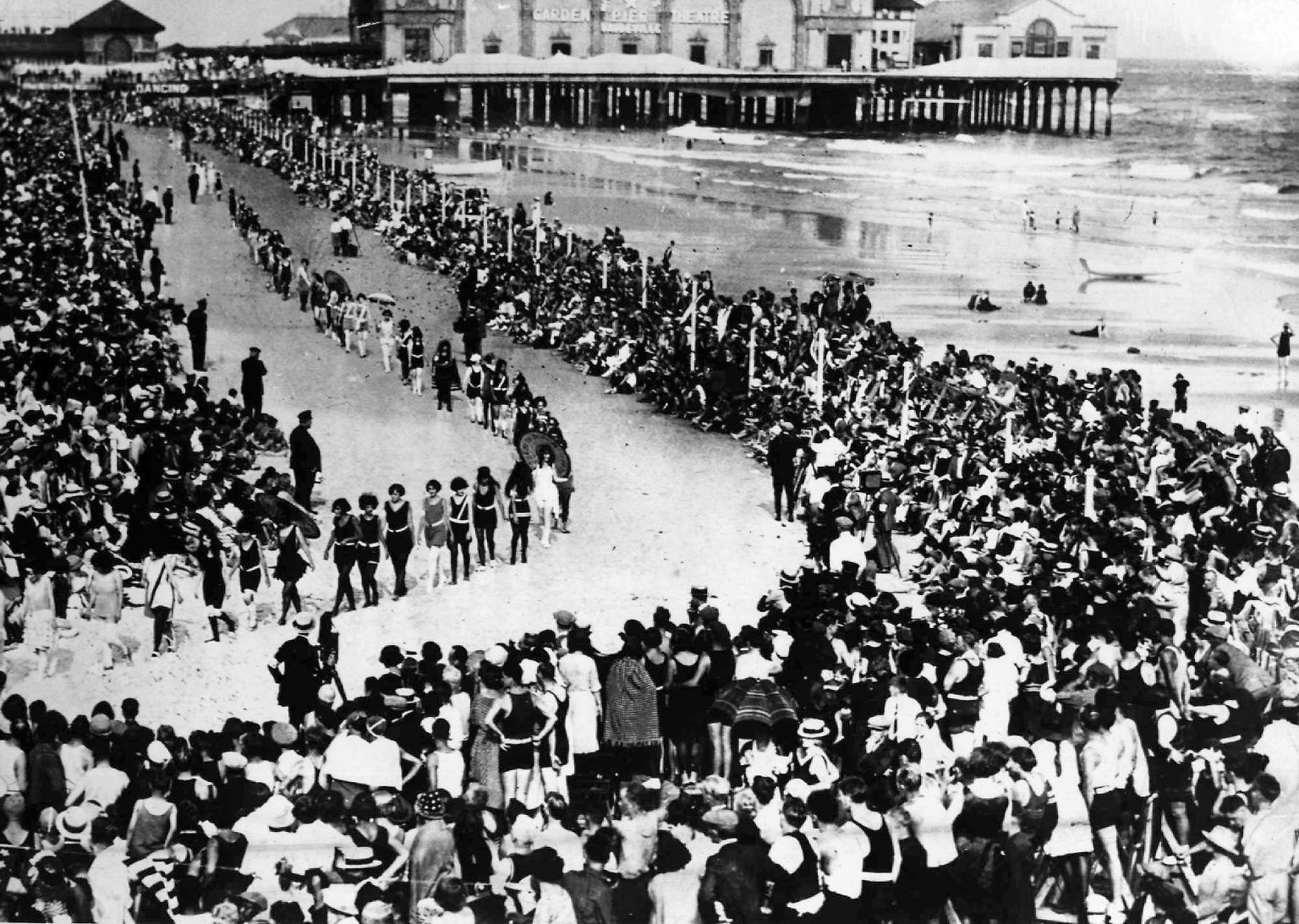 Schon zum allerersten "Miss America"-Wettbewerb sollen rund 100.000 Zuschauer auf die hölzerne Promenade vor Atlantic City geströmt sein.