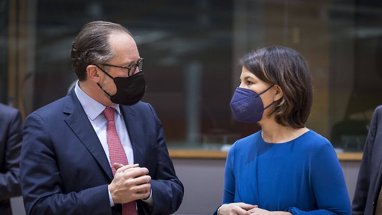 Bei ihrem Gespräch im Rahmen des EU-Außenrats waren sich Bundesaußenministerin Baerbock und ihr österreichischer Amtskollege Schallenberg beim Thema Nord Stream 2 nicht einig.