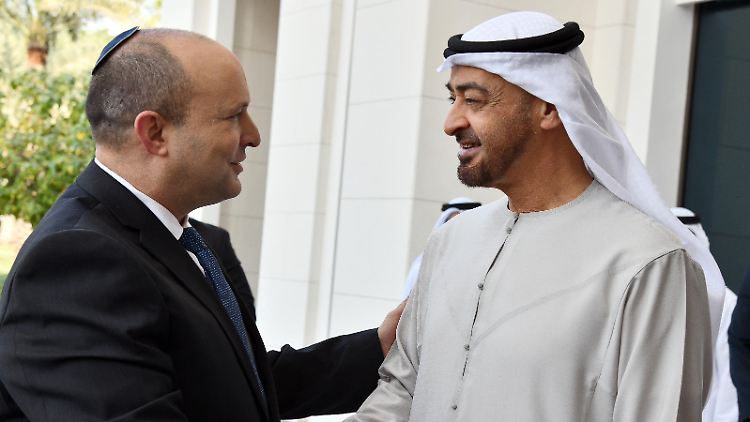 Wollen bei Themen wie erneuerbarer Energien und Gesundheit zusammenarbeiten: Israels Regierungschef Bennett (l.) und der Kronprinz von Abu Dhabi, Scheich bin Sajed (r.).