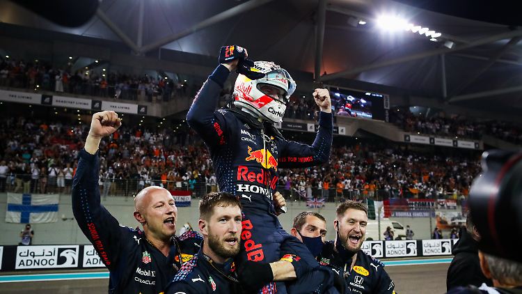 Max Verstappen jubelt. 