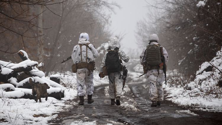 Ukrainische Soldaten patrouillieren an der Trennlinie zu den prorussischen Rebellen.