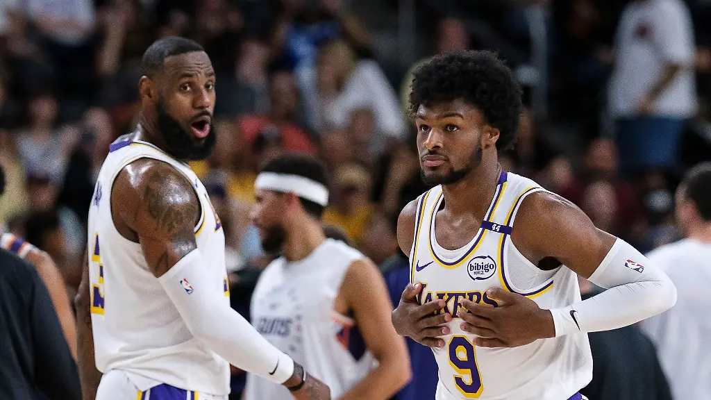 Erstmals-gemeinsam-im-Einsatz-fuer-die-Los-Angeles-Lakers-LeBron-James-l-und-sein-Sohn-Bronny